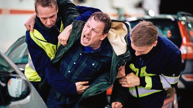 Zur ARTE-Sendung Kidnapping (2/8) Als Rolfs (Anders W. Berthelsen, Mi.) Tochter auf der Ostsee-FÃ¤hre verschwindet, verliert er die Kontrolle und wird von Sicherheitsleuten Ã¼berwÃ¤ltigt. Â© Henrik Ohsten Foto: ARTE France Honorarfreie Verwendung nur im Zusammenhang mit genannter Sendung und bei folgender Nennung "Bild: Sendeanstalt/Copyright". Andere Verwendungen nur nach vorheriger Absprache: ARTE-Bildredaktion, Silke WÃ¶lk Tel.: +33 3 90 14 22 25, E-Mail: bildredaktion@arte.tv