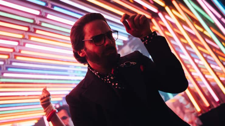 Ein seltenes Bild: Karl Lagerfeld (Daniel Brühl) auf der Tanzfläche.