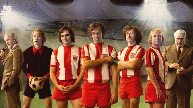 Robert Schwan (Maximilian Brückner), Sepp Maier (Paul Wellenhof), Gerd Müller (Markus Krojer), Franz Beckenbauer (Moritz Lehmann), Paul Breitner (Jan-David Bürger), Uli Hoeness (Max Hubacher), Wilhelm Neudecker (Michael A. Grimm, v.l.).