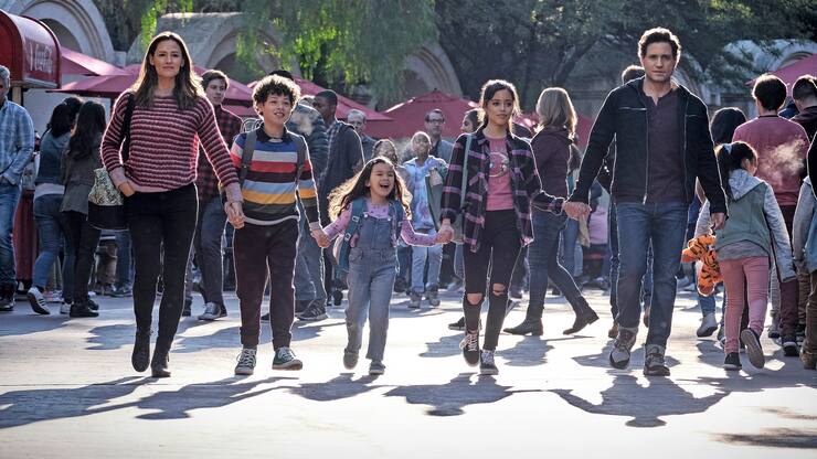 YES DAY. (L-R): JENNIFER GARNER as ALLISON TORRES, JULIAN LERNER as NANDO TORRES, EVERLY CARGANILLA as ELLIE TORRES, JENNA ORTEGA as KATIE TORRES, EDGAR RAMIREZ as CARLOS TORRES. JOHN P. JOHNSON/NETFLIX Â© 2021