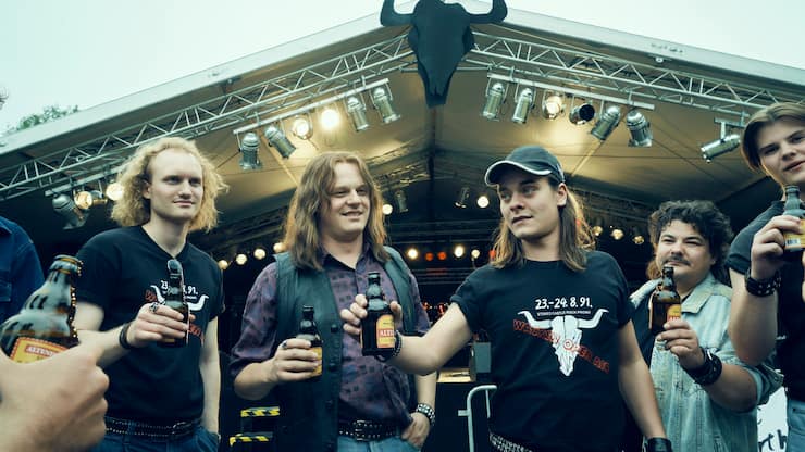 Holger Hübner (Sammy Scheuritzel), Thomas Jensen (Sebastian Jakob Doppelbauer) und Gitarrist Gösy (Béla Gábor Lenz, v.l.) stossen aufs erste Wacken Open Air an.