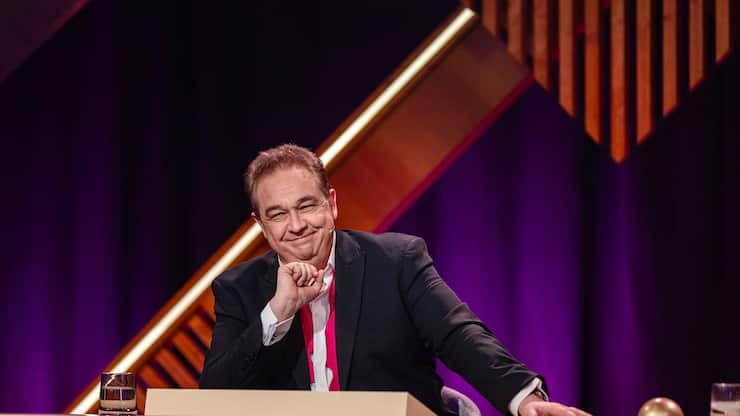 Nur mal kurz vorbeischauen und eine Rateshow moderieren: Oliver Kalkofe.