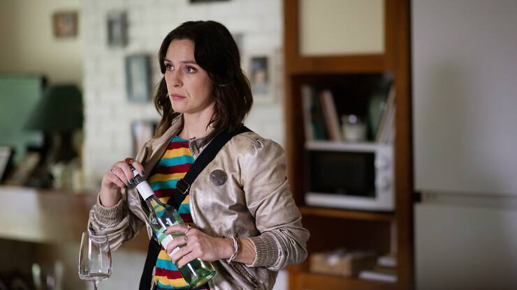 Die trockene Alkoholikerin Shiv (Roisin Gallagher) wird in «The Dry – Sekt oder Selters» wiederholt von ihrer Familie gedisst.