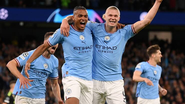 Nati-Spieler Manuel Akanji (l.) ist neben Superstars wie Erling Haaland aufgeblüht.