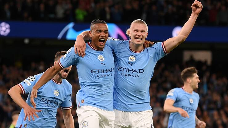 Nati-Spieler Manuel Akanji (l.) ist neben Superstars wie Erling Haaland aufgeblüht.