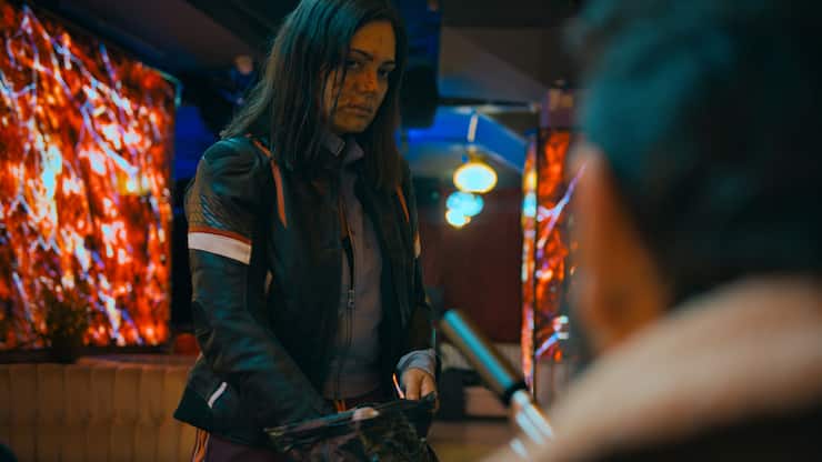 Annika (Nilam Farooq) legt sich in «Early Birds» mit üblen Dealern an.