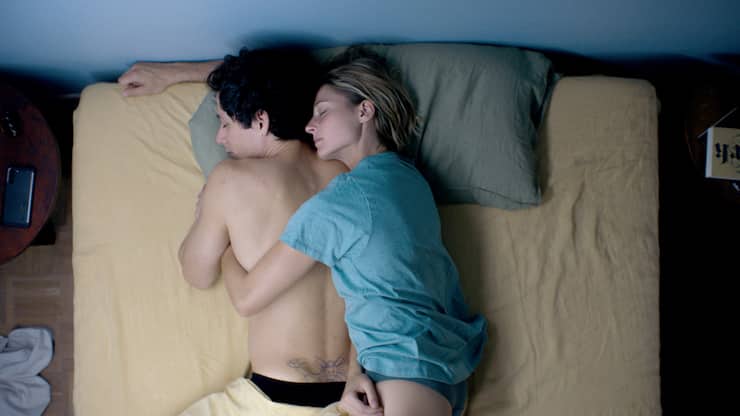  Kuscheln statt poppen: Marie (Svenja Jung) und Luis (Noah Saavedra).