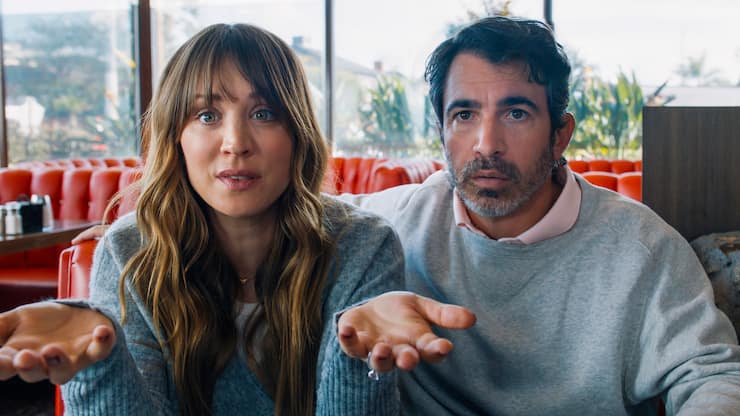Wer ist der Mörder? Ava (Kaley Cuoco) und Nathan (Chris Messina) rätseln.