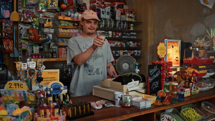 Das kommt nicht gut! Fred (Wilson Gonzalez) ist vorübergehend Chef im «Späti». 