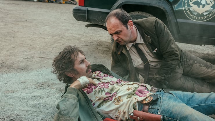 TschuggerStaffel 1Regie: David Constantin und Leandro RussoProduktion: Shining Film AGKamera:  Rafael KistlerDrehbuch: Johannes Bachmann, Arnold B. Bucher, David Constantin, Rafael Kistler, Leandro Russo, Mats Frey2021Folge 4Motiv 8Haarscharf davongekommen: David Constantin als Bax, Dragan Vujic als PirminCopyright: SRF/Dominic Steinmann