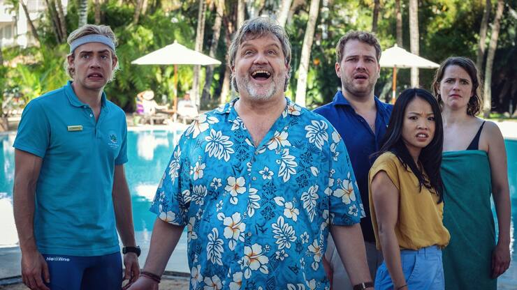 Hape Kerkeling (2. v. l.) als Hotel-Crasher Edwin Öttel.