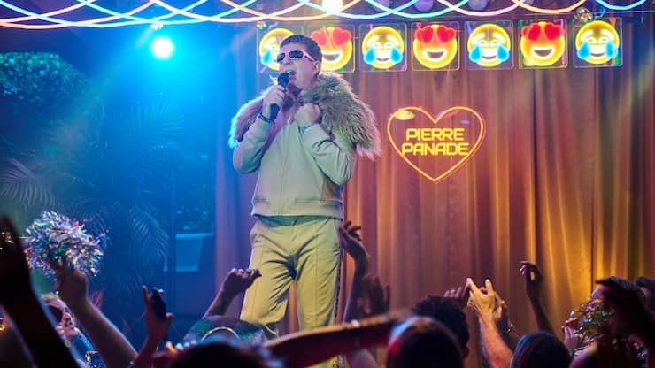 Peter (Heinz Strunk) will Partyschlagerstar auf Malle werden.