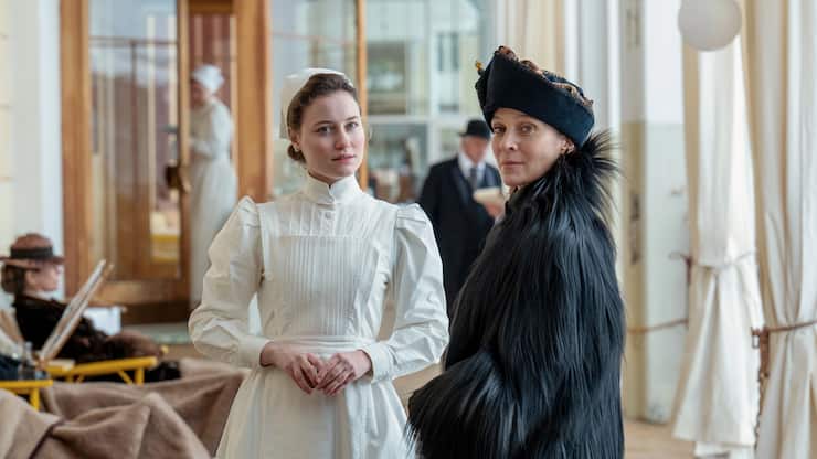 Es ist Krieg, doch in der Schweiz ist scheinbar alles gut: Kran­kenschwester Johanna (Dominique Devenort, l.) mit Gräfin von Hausner (Jeanette Hain). 