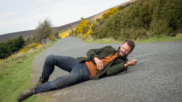 Elliot (Jamie Dornan) ist auf der Flucht vor Entführern. Wer will ihm dieses Mal ans Leder?