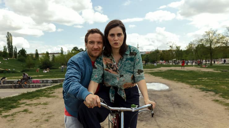 Mark bringt Helena das Velofahren  bei, was im Suff fast fatale Folgen hat.