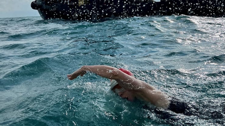 Trudy Ederle (Daisy Ridley)  schwamm die 56 Kilometer lange Strecke in  14,5 Stunden.