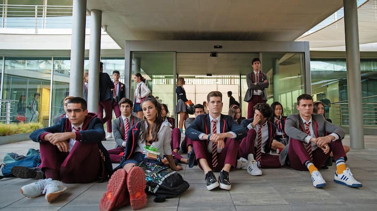 LITE (L to R) OMAR AYUSO as OMAR, CLAUDIA SALAS as REBECA, MIGUEL BERNADEU as GUZMÃN, ITZAN ESCAMILLA as SAMUEL, ARÃN PIPER as ANDER in ÃLITE. Cr. NIETE/NETFLIX Â© 2020