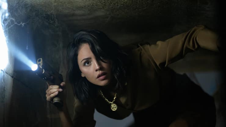 Esme (Eiza González) ist den Schatzjägern immer dicht auf  den Fersen.