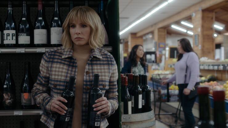 The Woman in the House Across the Street from the Girl in the Window. Kristen Bell as Anna in episode 102 of The Woman in the House Across the Street from the Girl in the Window. Cr. Courtesy Of Netflix Â© 2021