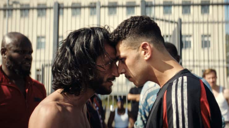 Cousin Sharif (Burak Yiğit, l.) versucht, Momo (Xidir – Alian Koder, r.) auf seine Seite zu ziehen.