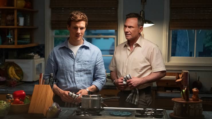 Harry (Christian Slater, r.) hilft Sohn Dexter (Patrick Gibson), seine Triebe zu kontrollieren.