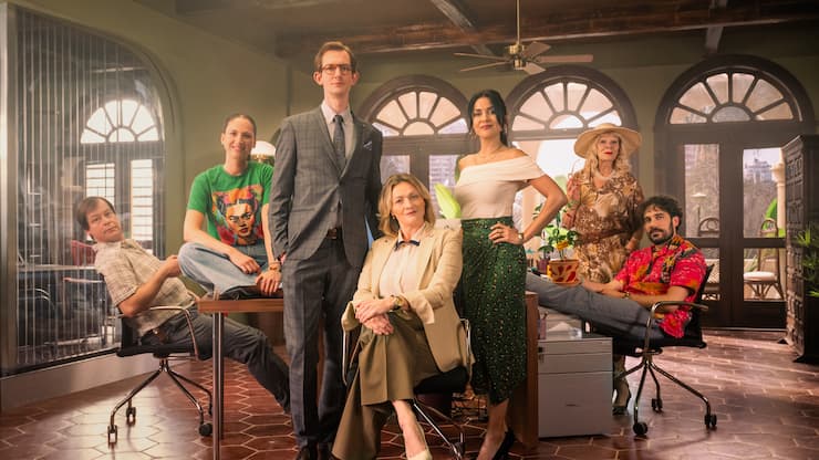 2025: «Unsere kleine Botschaft» mit Danny Exnar, Anaïs Decasper, Jonas Gygax, Susanne Kunz, Sandra Zellweger, Birgit Steinegger und Matthias Schoch  (v. l.). Das Ensemble dreht noch bis Ende Februar: anders als bei früheren Sitcoms ohne Publikum, und es gibt auch  keine eingespielten Lacher.