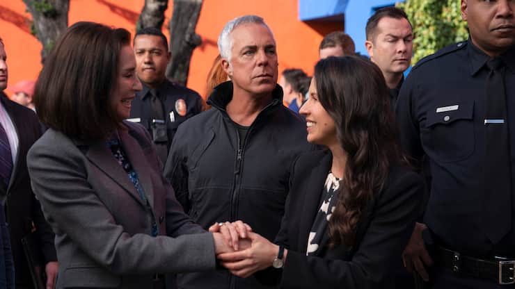 Freundschaft auf dem Prüfstand: Honey (Mimi Rogers, l.), Bosch (Titus Welliver, M.).