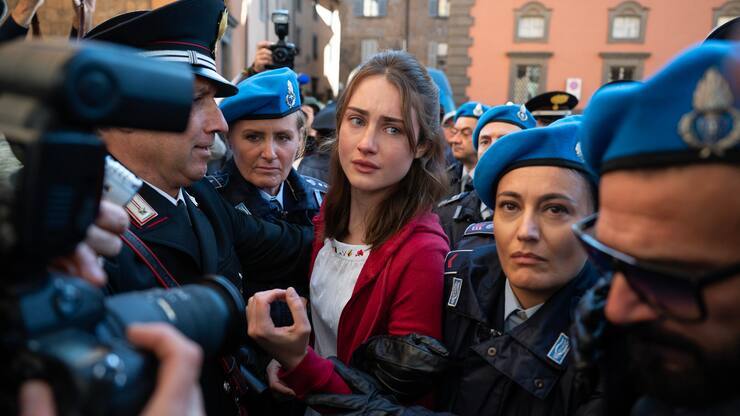 Amanda Knox (Grace Van Patten, M.) wird zum Spielball der globalen Medien. 