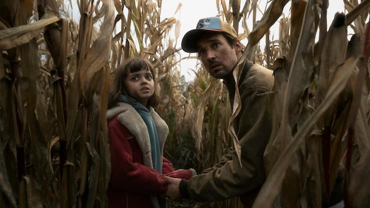 Auf der Flucht:  Charlie (Yuna Bennett) und Vater Sven (Florian David Fitz) sind in Gefahr. 