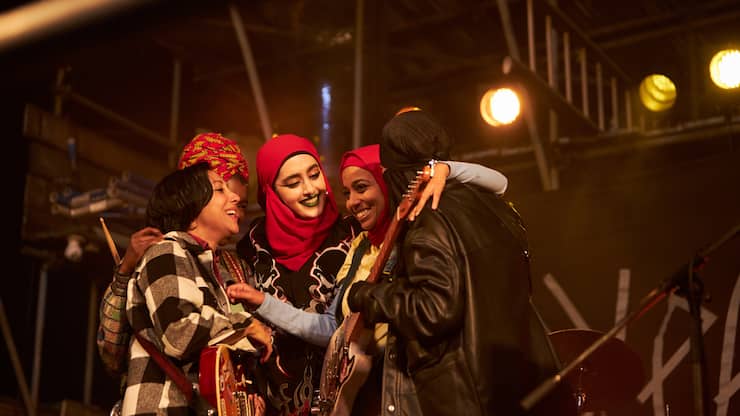 Gitarristin Amina (Anjana Vasan, 2. v. r.) komplettiert die Punkband Lady Parts.