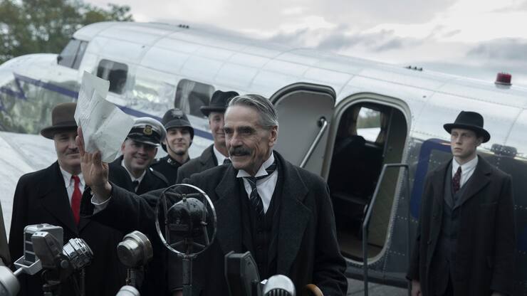 München – Im Angesicht des Krieges (L to R) Jeremy Irons as Neville Chamberlain, George MacKay as Hugh Legat, in Munich - The Edge of War. Cr. Courtesy of Netflix Â© 2021