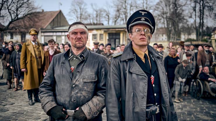 «Blood & Gold»: Der maskierte SS-Führer von Starnfeld (Alexander Scheer, r.) ist ein Sadist.