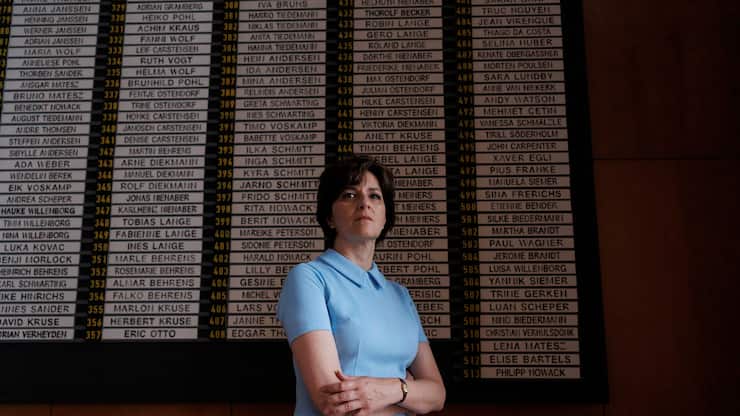 Wer muss  über die Klippe springen? Die Inselchefin Beatrice (Martina Gedeck) lässt abstimmen.