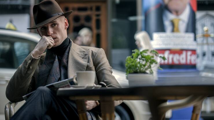 Der Schakal (Eddie Redmayne) bespitzelt aus sicherer Distanz sein nächstes Opfer.