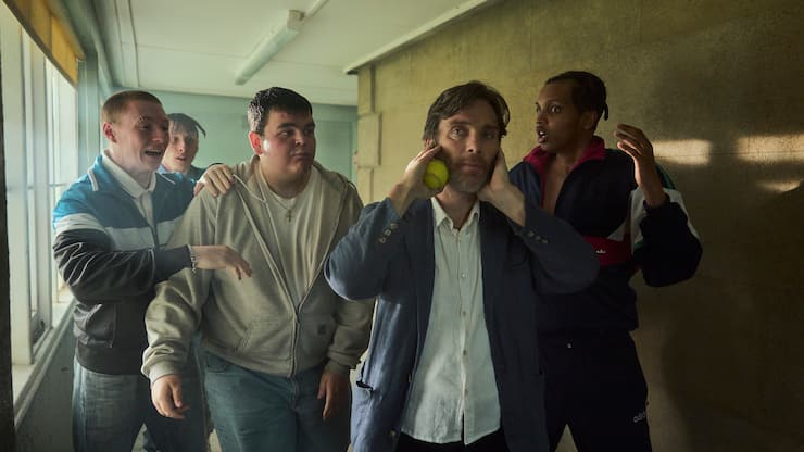 Anstaltsleiter Steve (Cillian Murphy, 2. v. r.) wird wie so oft von seinen Schützlingen belagert.