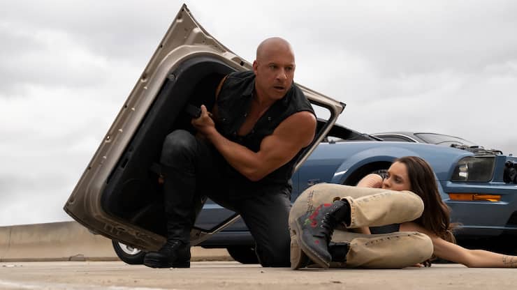 Dom (Vin Diesel) im Duell gegen Dante (Jason Momoa; unteres Bild) in «Fast & Furious X».