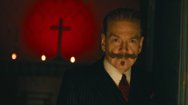 «A Haunting in Venice»: Meister­detektiv Poirot  (Kenneth Branagh) nimmt an einer tödlichen Séance teil.