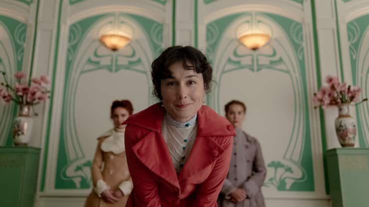 Selber single, aber ein Ass im Kuppeln: die Anstandsdame Elena Bianda (Nadia de Santiago).