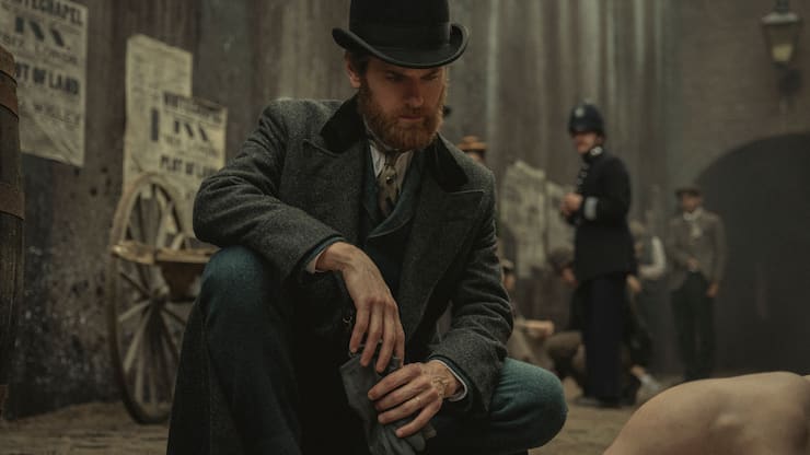 Ab 1890 nimmt das drei Jahrhundert währende Unheil seinen Lauf: Detective Inspector Hillinghead (Kyle Soller).