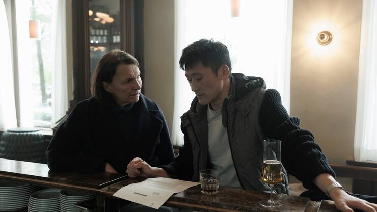 Ein Journalist händigt der Steuerbeamtin Brøgger (Karen-Lise Mynster) brisante Dokumente aus.