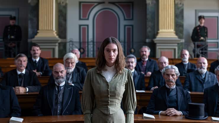 Frieda (Julia Buchmann) hat die Männer im Rücken, die sie richten werden.