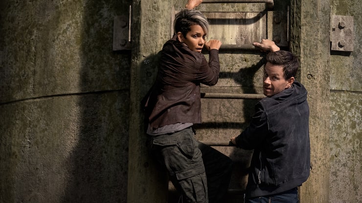 Roxanne (Halle Berry) lässt Mike (Mark Wahlberg) nicht hängen.