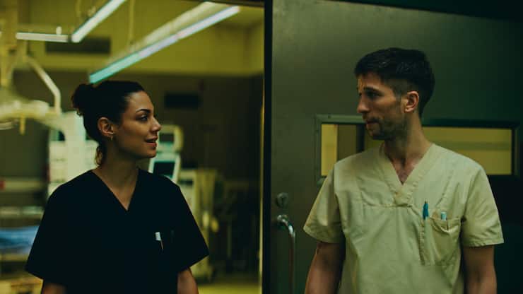 Am Anschlag: Zanna Parker (Haley Louise Jones) und Ben Weber (Slavko Popadić) stehen unter Dauerstrom.