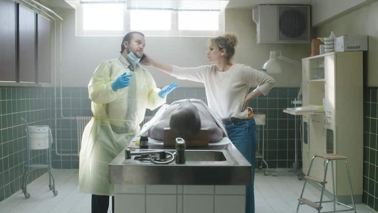 Post Mortem: Odd präpariert den toten Vater, seine Frau Rose (Sara Kohrami) steht ihm bei.