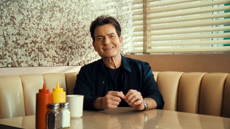 Charlie Sheen hält sich heute an Kaffee statt Fusel.