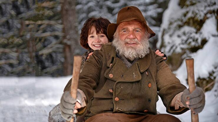 AlmËhi (Bruno Ganz) und Heidi (Anuk Steffens) auf dem Weg ins verschneite DËrfli