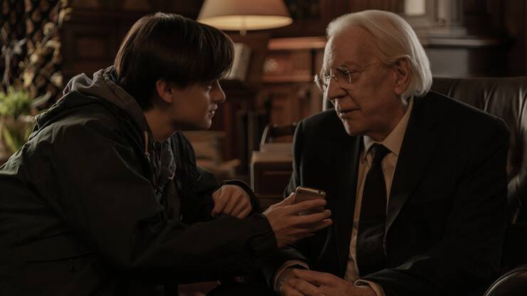 Mr. Harriganâs Phone. (L-R) Jaeden Martell as Craig and Donald Sutherland as Mr. Harrigan in Mr. Harriganâs Phone. Cr. Nicole Rivelli/Netflix Â© 2022