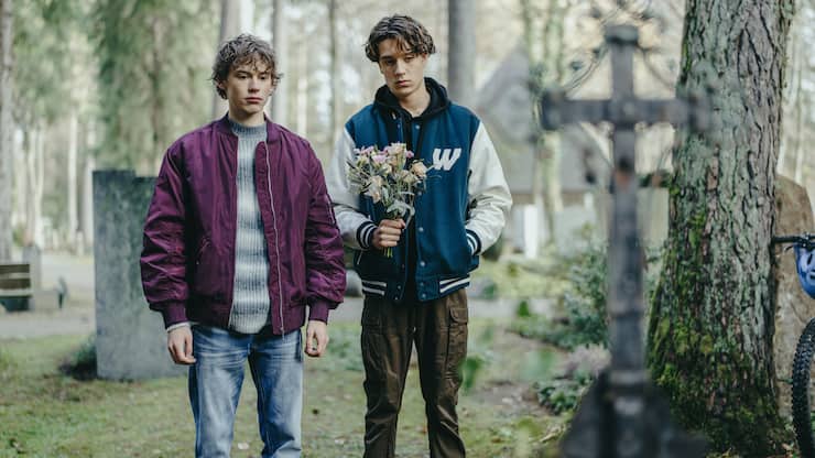 Jan (Günsch, l.) am Grab seiner Mutter,  die Opfer ihres Drogenkonsums wurde.