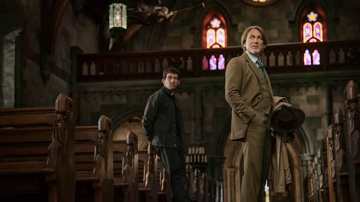 Der junge Priester wird für Benoit Blanc (r.) zum Informanten. Und Verdächtigen?