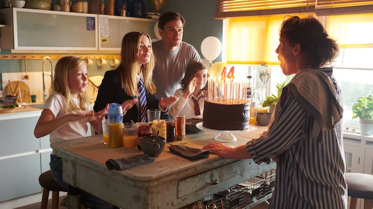 Anna Klettmann (Maria Simon, r.) feiert mit ihrer Familie ihren 44. Geburtstag. Sie wird von Emmi Klettmann (Nele Richter, l.), Vivi Klettmann (Julia Beautx, 2.v.l.), Peter Klettmann (Torben Liebrecht, 3.v.l.) und Daniel Klettmann (Vico Magno, 4.v.l.) angefeuert.